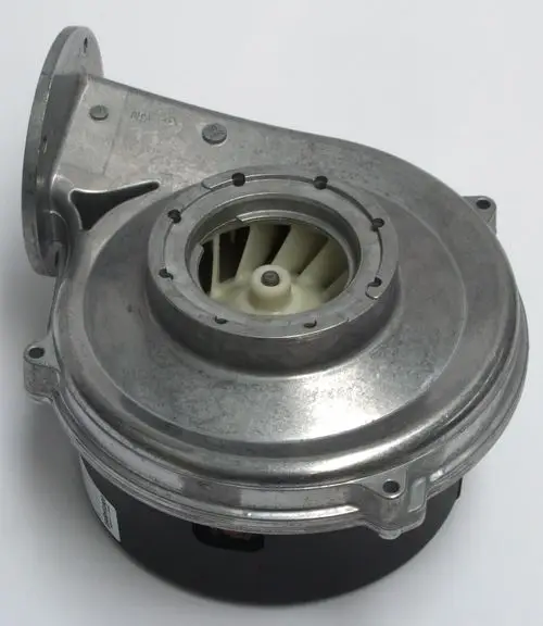Gebläse von Daikin mit einem metallischen Gehäuse und einem hellen Kunststoffrotor, geeignet für Rotex GCU compact bis Baujahr 2017.